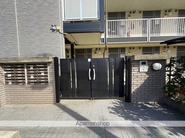 レオパレス小関の玄関写真