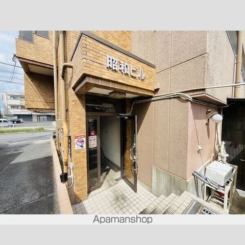 昭和ビルの玄関写真