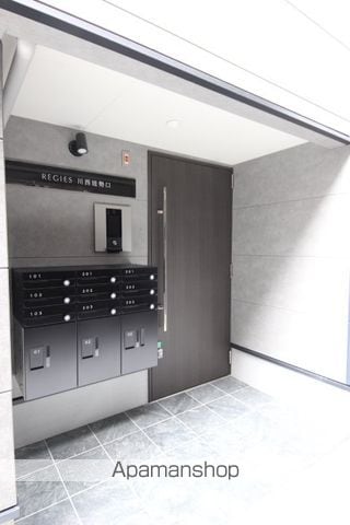 REGIES川西能勢口の玄関写真