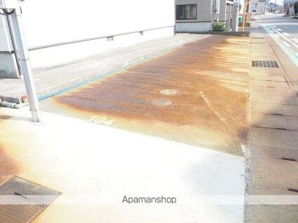 コーポパピヨン[1K/26.4m2]の駐車場