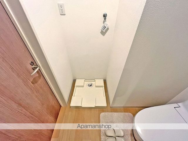 春風と窓辺のカプチーノの内装写真