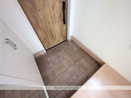 駅東Ａ邸[2LDK/83.21m2]の玄関