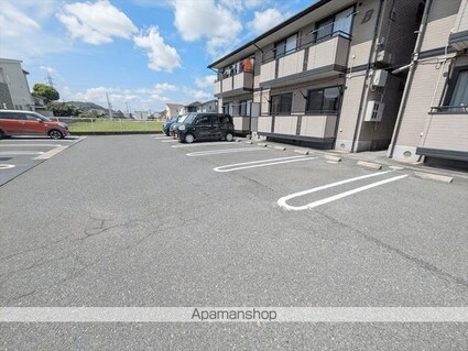 ラ・フルール　Ｂ棟[1LDK/47.69m2]の駐車場