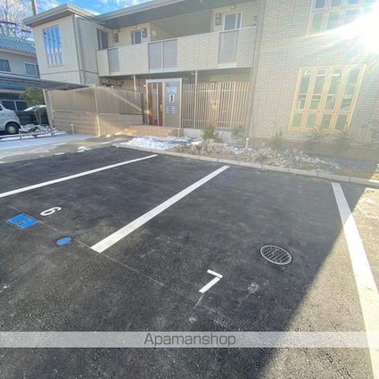 滋賀県草津市大路２丁目[1LDK/42m2]の駐車場