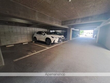 ロイヤルメゾン岩崎町[3LDK/98.64m2]の駐車場
