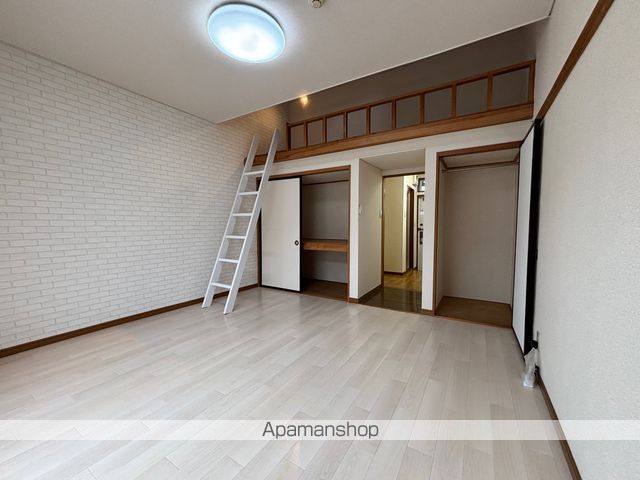 丘の上のアトリエの内装写真