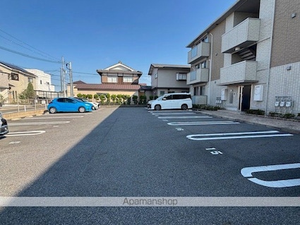 Ｃｏｚｙ　Ｃｏｕｒｔ竹中（コージーコートタケナカ）[2LDK/65.42m2]の駐車場2