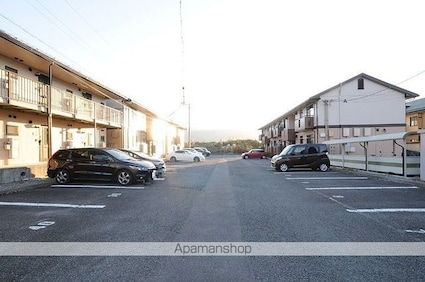 ロイヤルガーデン白狐Ａ棟[2K/48.85m2]の駐車場