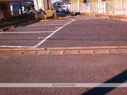 レオパレスＳＵＮＲＩＳＥ南新木[1K/23.18m2]の駐車場