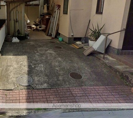 塩屋戸建て[4LDK/100.32m2]の駐車場