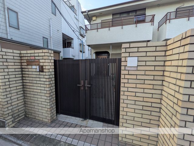 東京地下鉄方南支線 中野富士見町駅 徒歩3分 2階建 築44年の玄関写真
