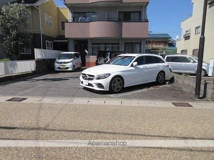 スリーハウス赤尾[2DK/55m2]の駐車場