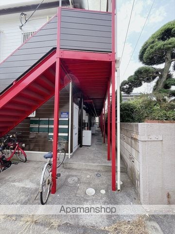 ヒルズ青葉台の玄関写真