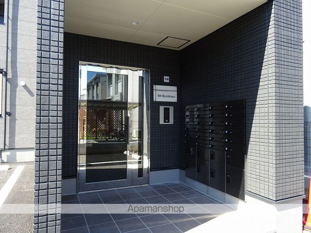 RS RESIDENCEの玄関写真