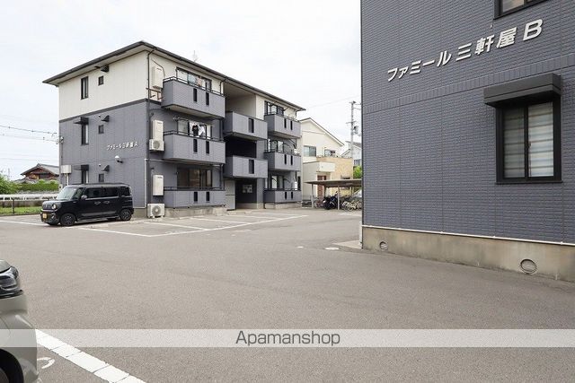 ファミール三軒屋 A棟の外観写真