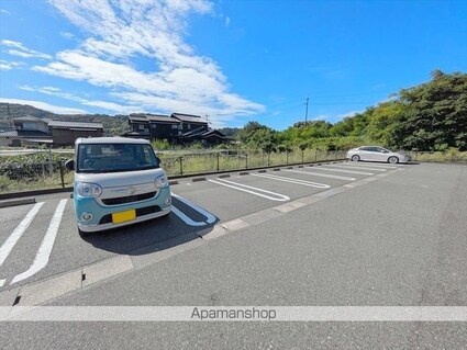 ミーテ通生Ⅱ[2DK/44.82m2]の駐車場