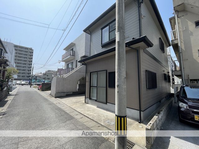 下荒田2丁目貸家の玄関写真