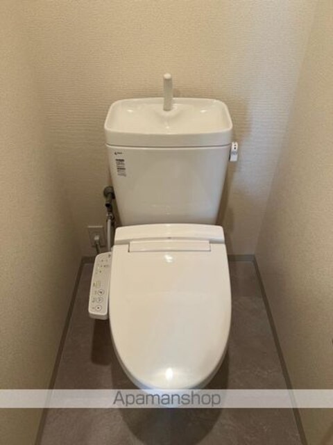 東京都新宿区北新宿４丁目[2LDK/66.39m2]のトイレ