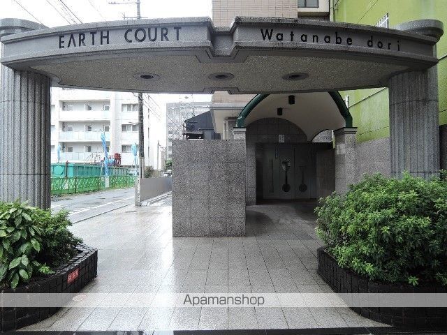 アースコート渡辺通りの玄関写真