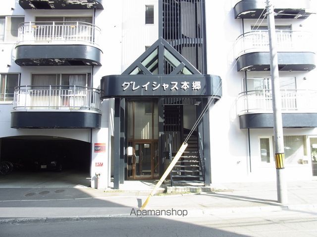 グレイシャス本郷の玄関写真