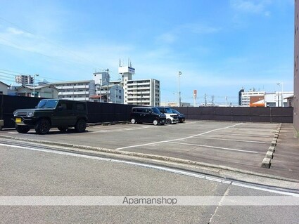 ラルゴ・ヴェローチェ[1K/27m2]の駐車場