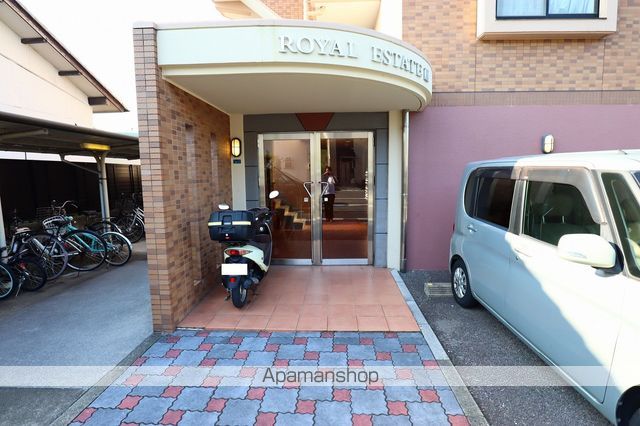 ロイヤルエステートIIIの玄関写真