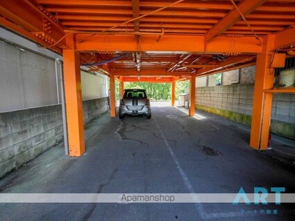 ラフィーネ石手[1R/19.7m2]の駐車場