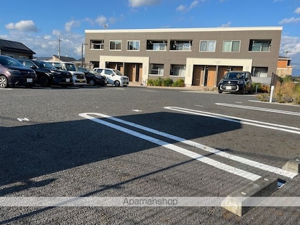 メゾン　デ　ソレール[1LDK/44.1m2]の駐車場