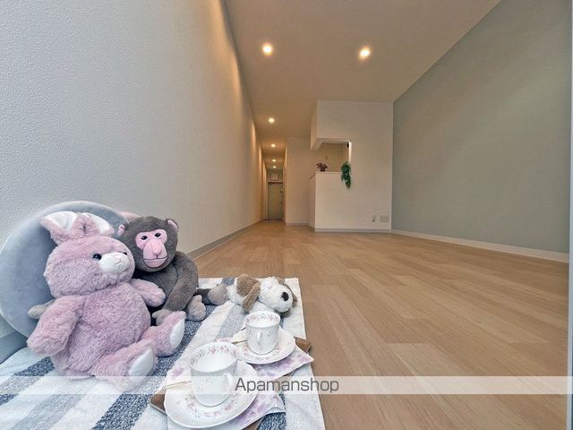 春風と窓辺のカプチーノの内装写真
