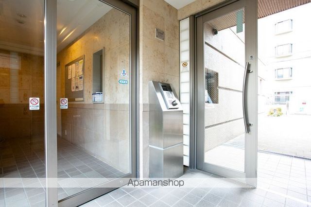 ダイナコートエスタディオサラB棟の玄関写真