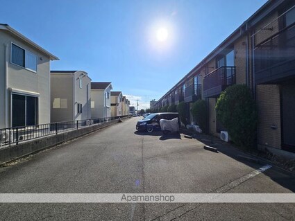 絹の道[2DK/56m2]の駐車場