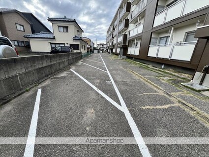 ヴィラナリー黒埼[3DK/46.7m2]の駐車場