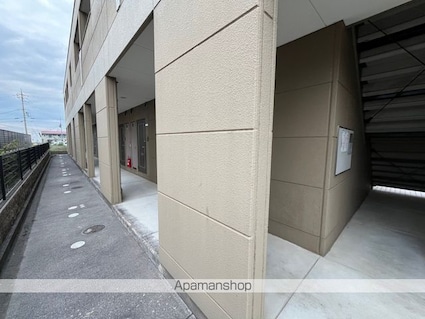 ＧＲＡＮＤＩＲ　ＴＨＲＥＥ　ＯＮＥ[1K/26.3m2]のエントランス