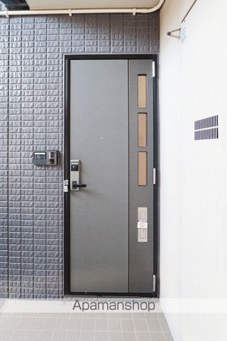 ファミール三軒屋 A棟の玄関写真