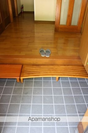 向島町６ＬＤＫ貸家[6LDK/177.21m2]の玄関