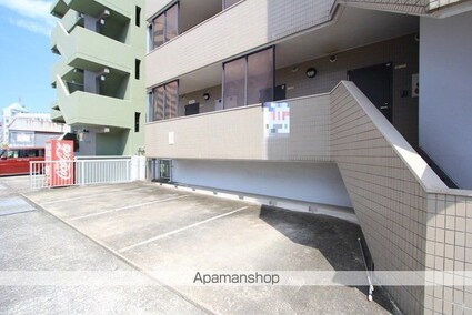 ヴィラ・アンソレイエ御幸[1K/26.66m2]の駐車場