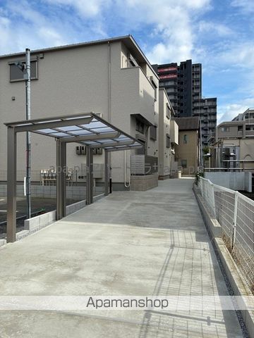 カラコレスの外観写真