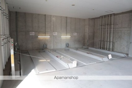 フェニックスレジデンス堺東[1K/29.37m2]の駐車場1