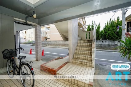 パラドール束本[1R/26.32m2]のエントランス