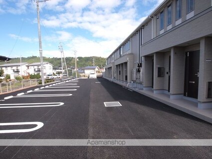 トレアティック島内[1LDK/42.15m2]の駐車場