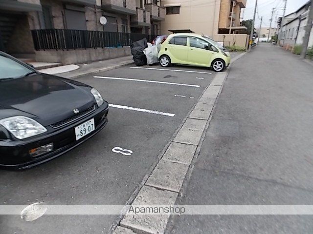 カレーラ[1LDK/47.69m2]の駐車場
