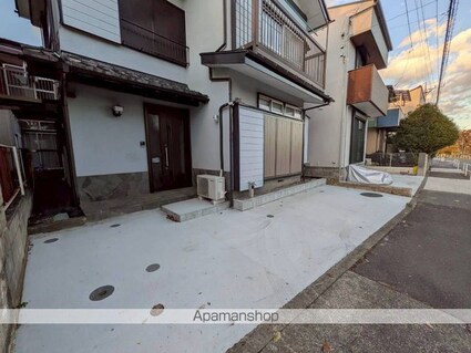 長房町戸建[4DK/66.42m2]の駐車場1