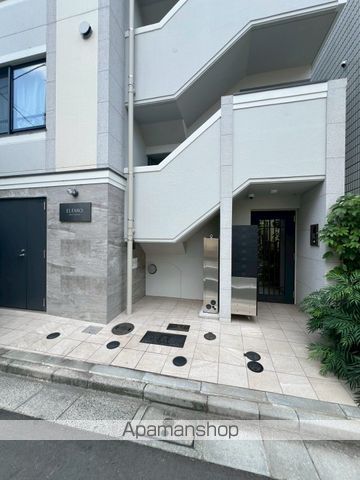 エルファーロ中野新井薬師の玄関写真