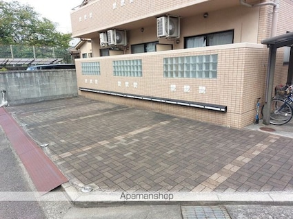 ブラウンハイム清水町[1K/26.35m2]の駐車場