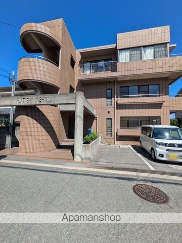 フラット新屋敷の外観写真