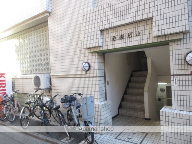 牧野ビルの玄関写真