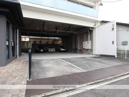 コンフォート松軒[1K/28.39m2]の駐車場