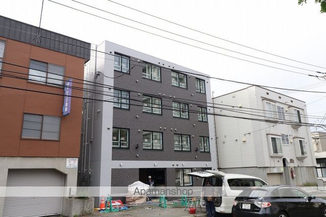 RAFFINE南郷通IIIの玄関写真