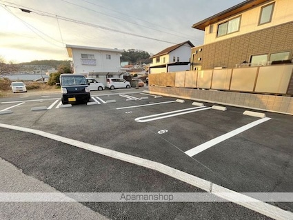 Ｇｒａｎｄーｒｏｏｍ衣山[2LDK/58.76m2]の駐車場1