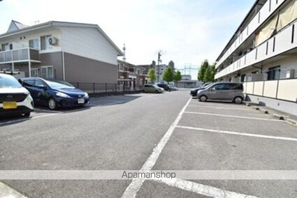 コウジィーコート前川[2DK/45.46m2]の駐車場2